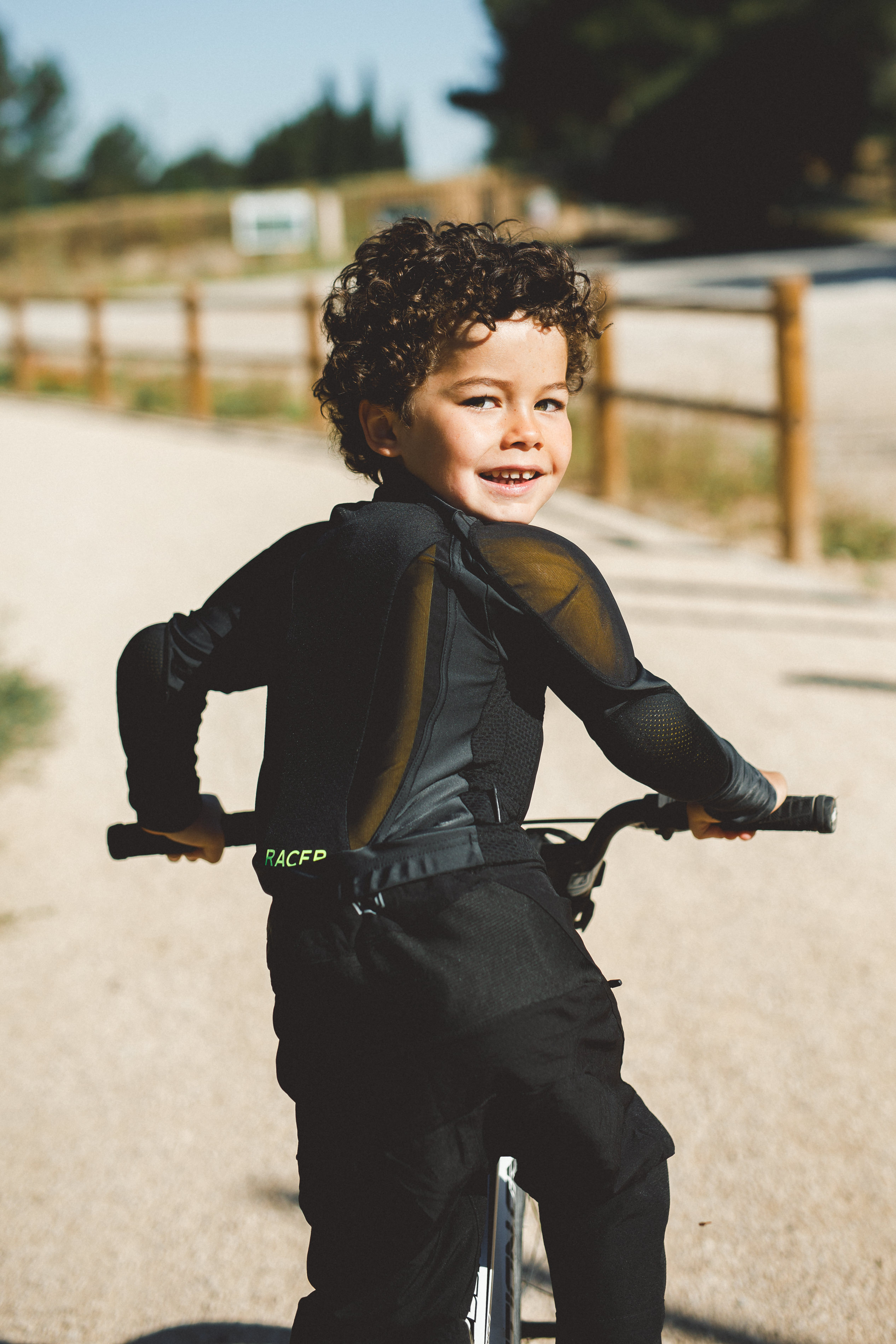 Enfant &eacute;quip&eacute; de protections VTT compl&egrave;tes